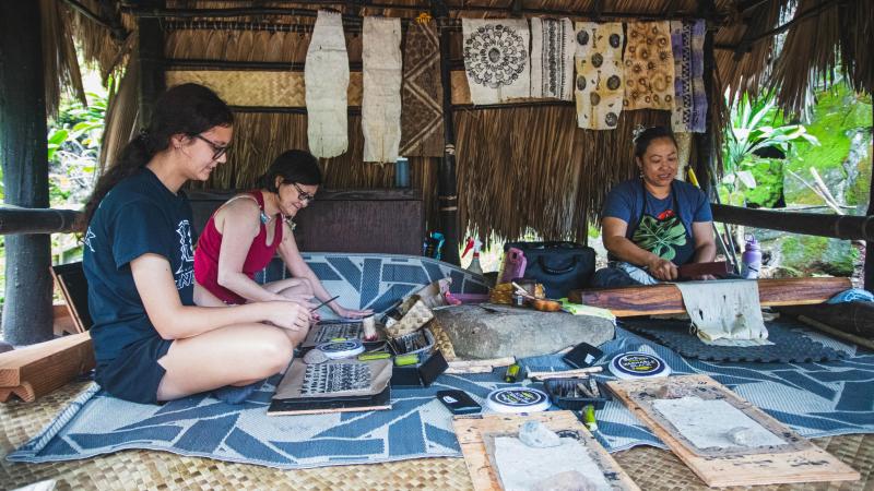 Visitors learn about Hawaiian bark cloth making