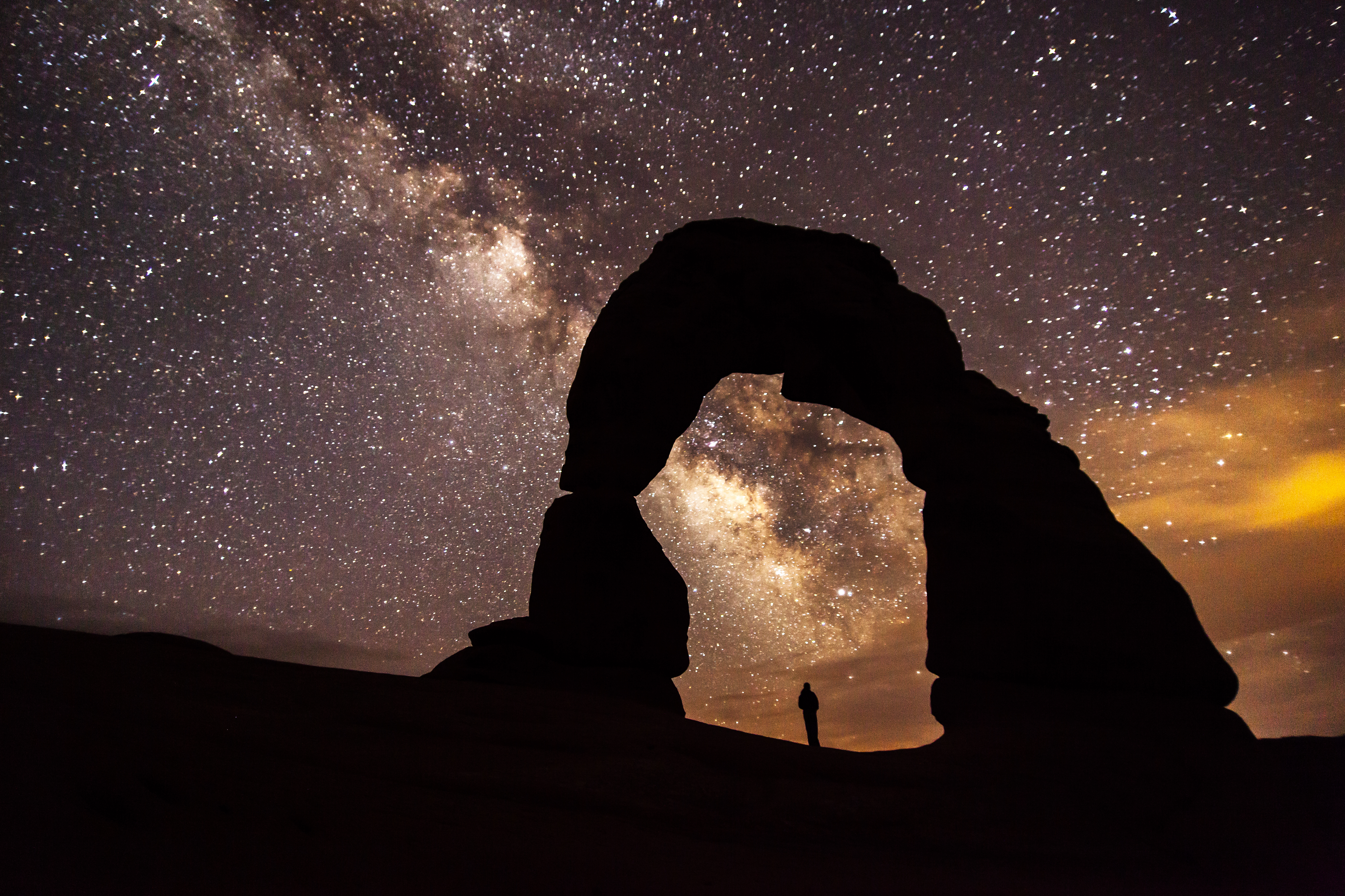 Delicate Arch under the night sky.