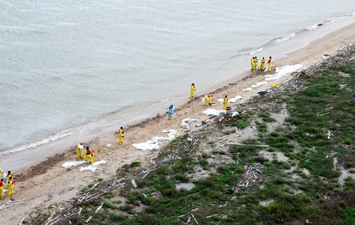 Response staff performing clean-up of beaches affected by the Texas City “Y” oil spill, March 27, 2014. Credits: U.S. Coast Guard