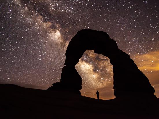 Delicate Arch under the night sky.