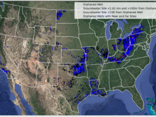 Map of United States showing groundwater quality using blue dots.