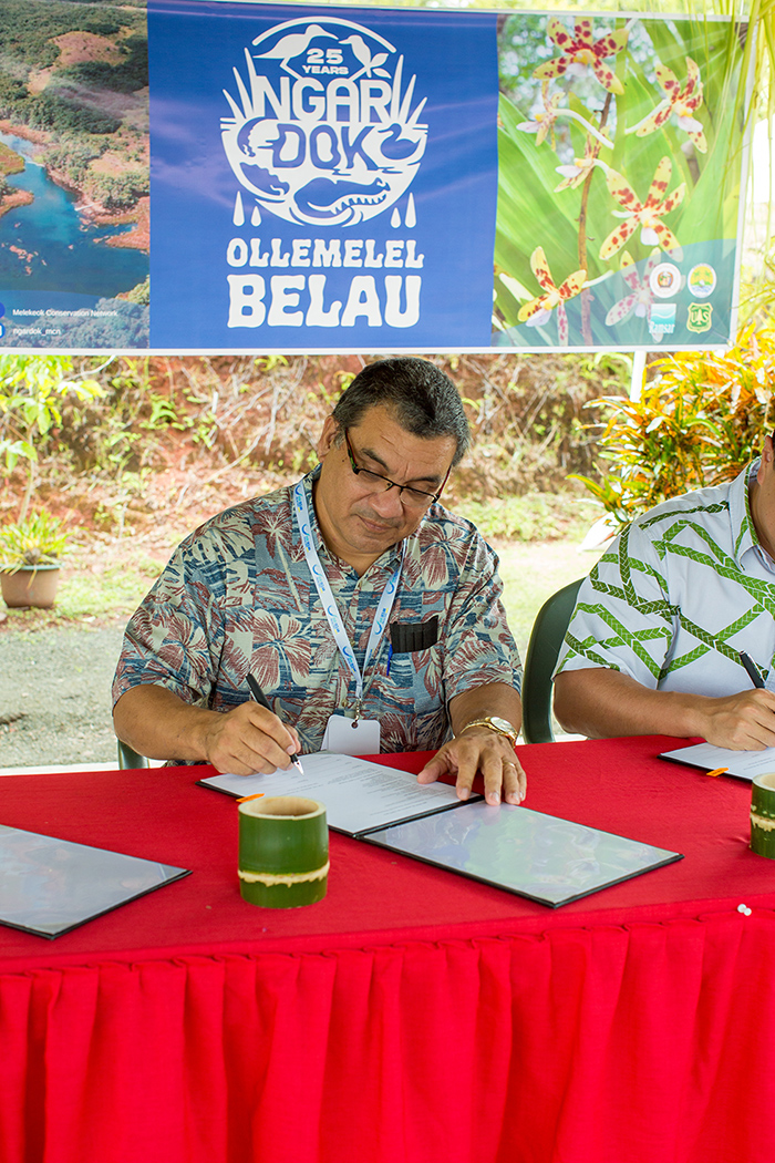  Palau Minister Kaleb Udui signs the MOU for a partnership for sustainable visitor use and tourism planning between the United States National Park Service (NPS) and the Republic of Palau.