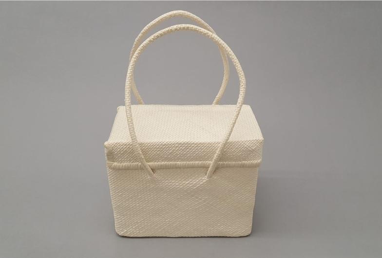 U.S. Department of the Interior Museum, INTR 07106 White woven bag with handles.