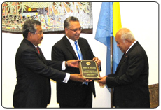 President Toribiong and Mr. Pula present plaque to Mr. Willter. [Photo credit: R. Beffrey, OIA]