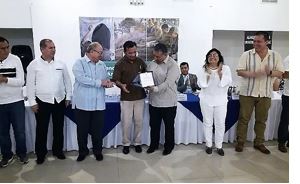 Bayron Castellanos, Executive Director of the DOI-ITAP In-country Partner, Asociación Balam, receives a plaque from the Supreme Court´s President, José Antonio Pineda Barales, on behalf of DOI-ITAP