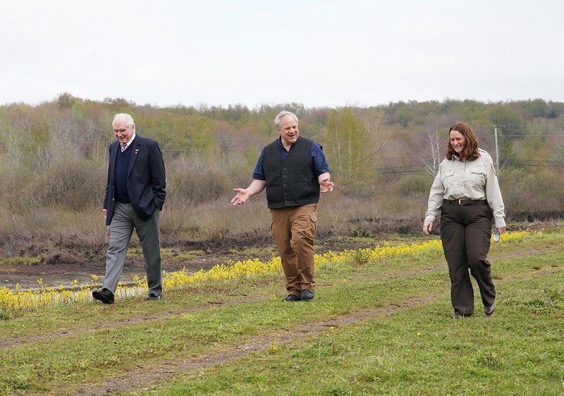 Secretary Bernhardt speaks with U.S. Representative Mike Kelly (PA-16) and Erie National Wildlife Refuge Manager Vicki Muller.