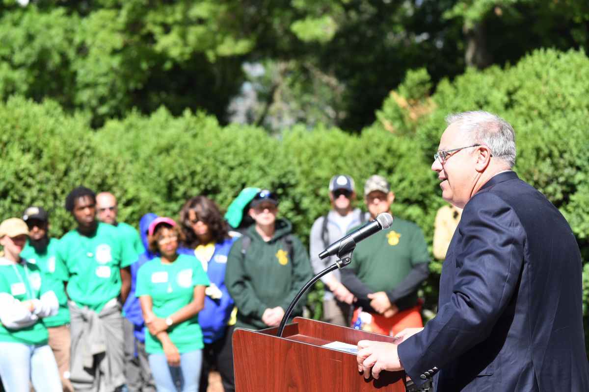 Secretary Bernhardt addresses crowd at Theodore Roosevelt Island National Park